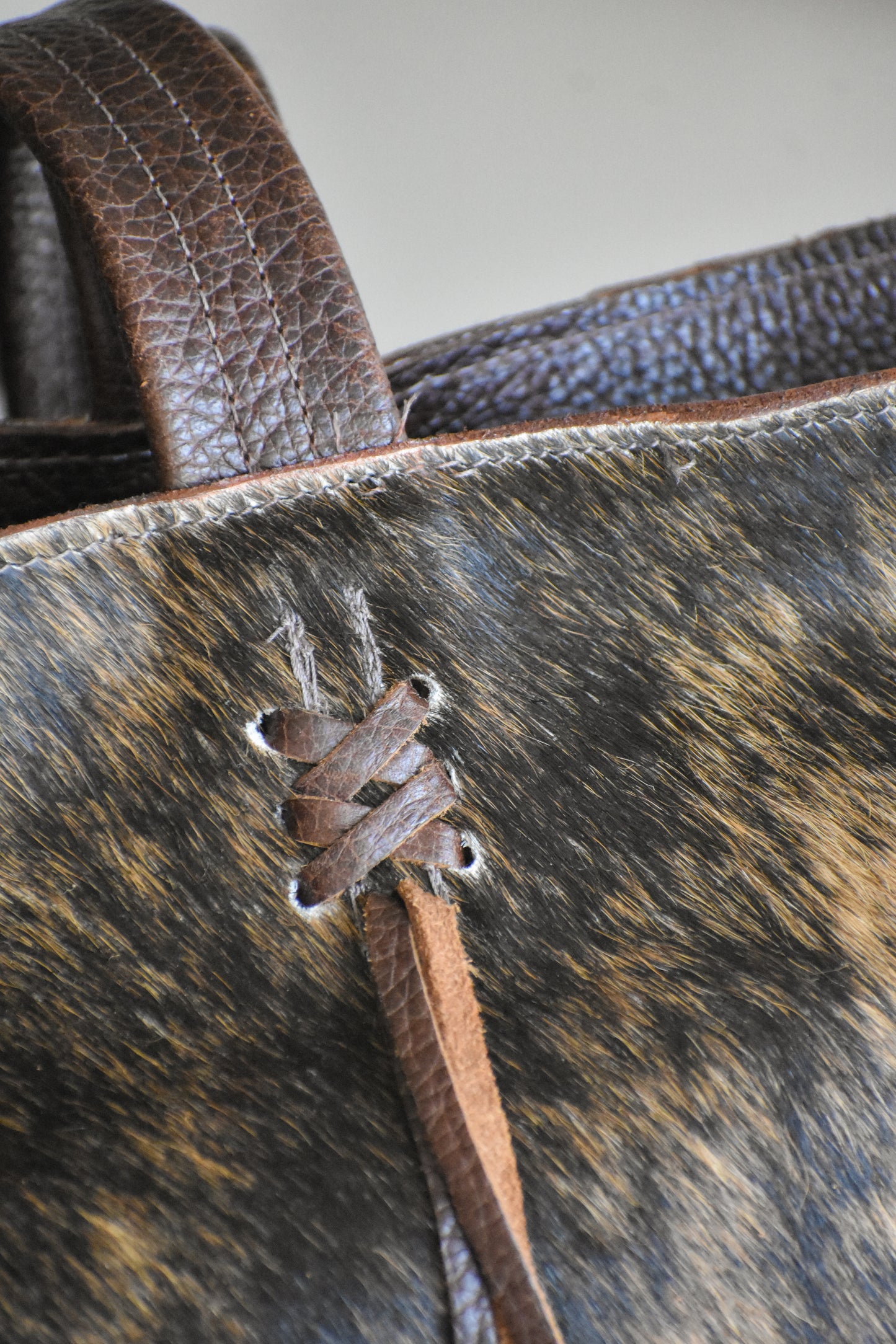 Cartera Orquídea de cuero color café jaspeado detalle - Paula Márquez