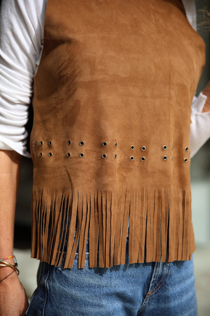 Top Gamuza Eloisa color camel detalle - Paula Márquez