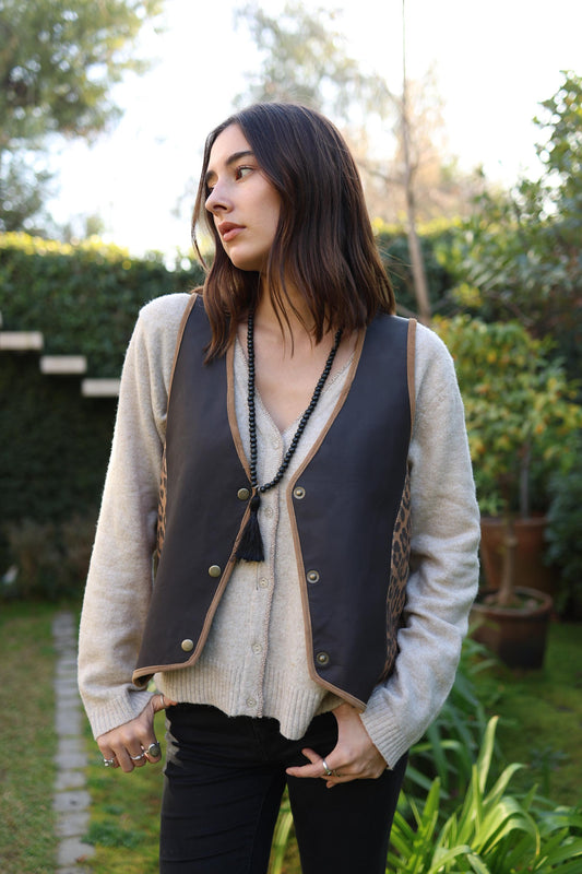 Gilet Prints de cuero color cheetah negro detalle - Paula Márquez