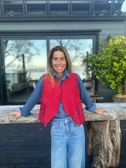Gilet Margarita de gamuza color rojo - Paula Márquez