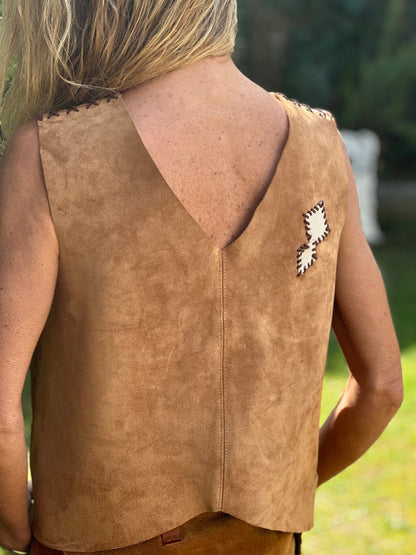 Top Gamuza Pilo color camel detalle - Paula Márquez