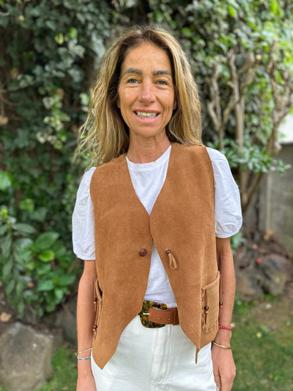 Gilet Margarita de gamuza color camel - Paula Márquez