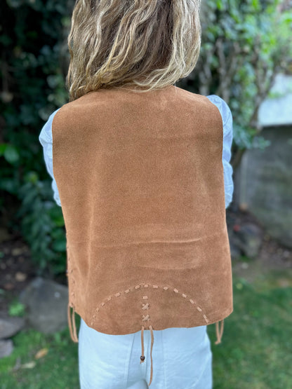 Gilet Margarita de gamuza color camel detalle - Paula Márquez