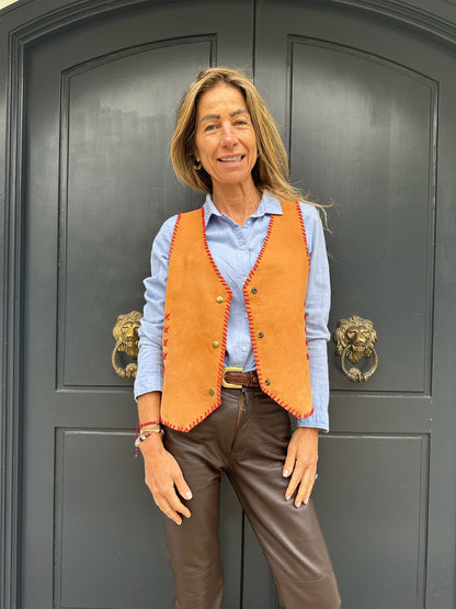 Gilet Pepa de cuero color camel detalle - Paula Márquez