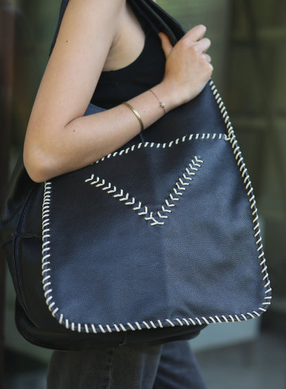 Cartera Rocío de cuero color negro detalle - Paula Márquez