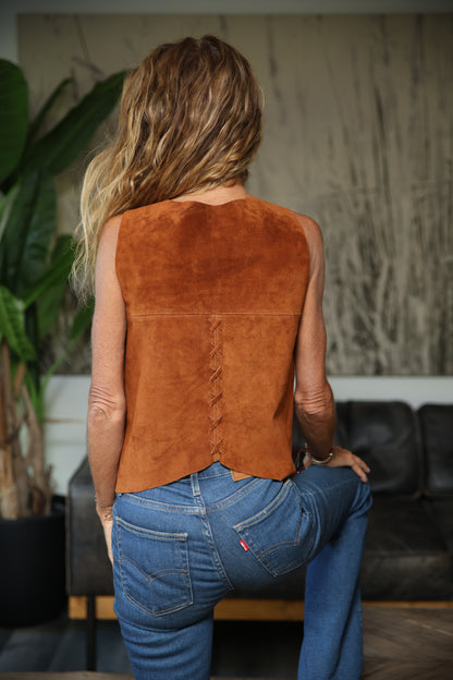 Top Gamuza Eloisa color tabaco detalle - Paula Márquez