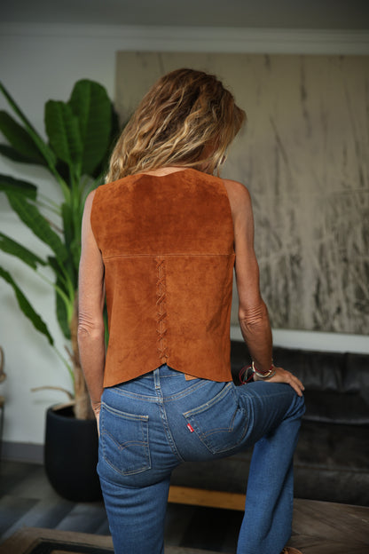 Top Gamuza Eloisa color tabaco detalle - Paula Márquez