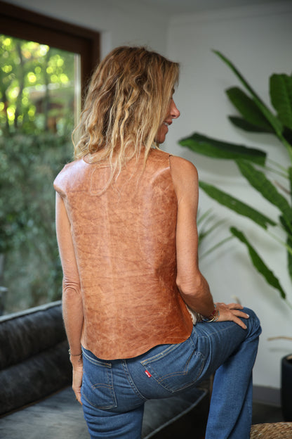 Top cuero Catalina color Camel detalle - Paula Márquez