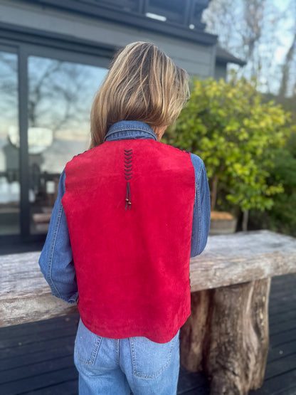 Gilet Margarita de gamuza color rojo detalle - Paula Márquez