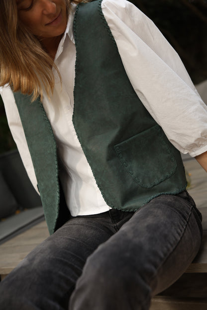 Gilet Magnolia de cuero color verde detalle - Paula Márquez