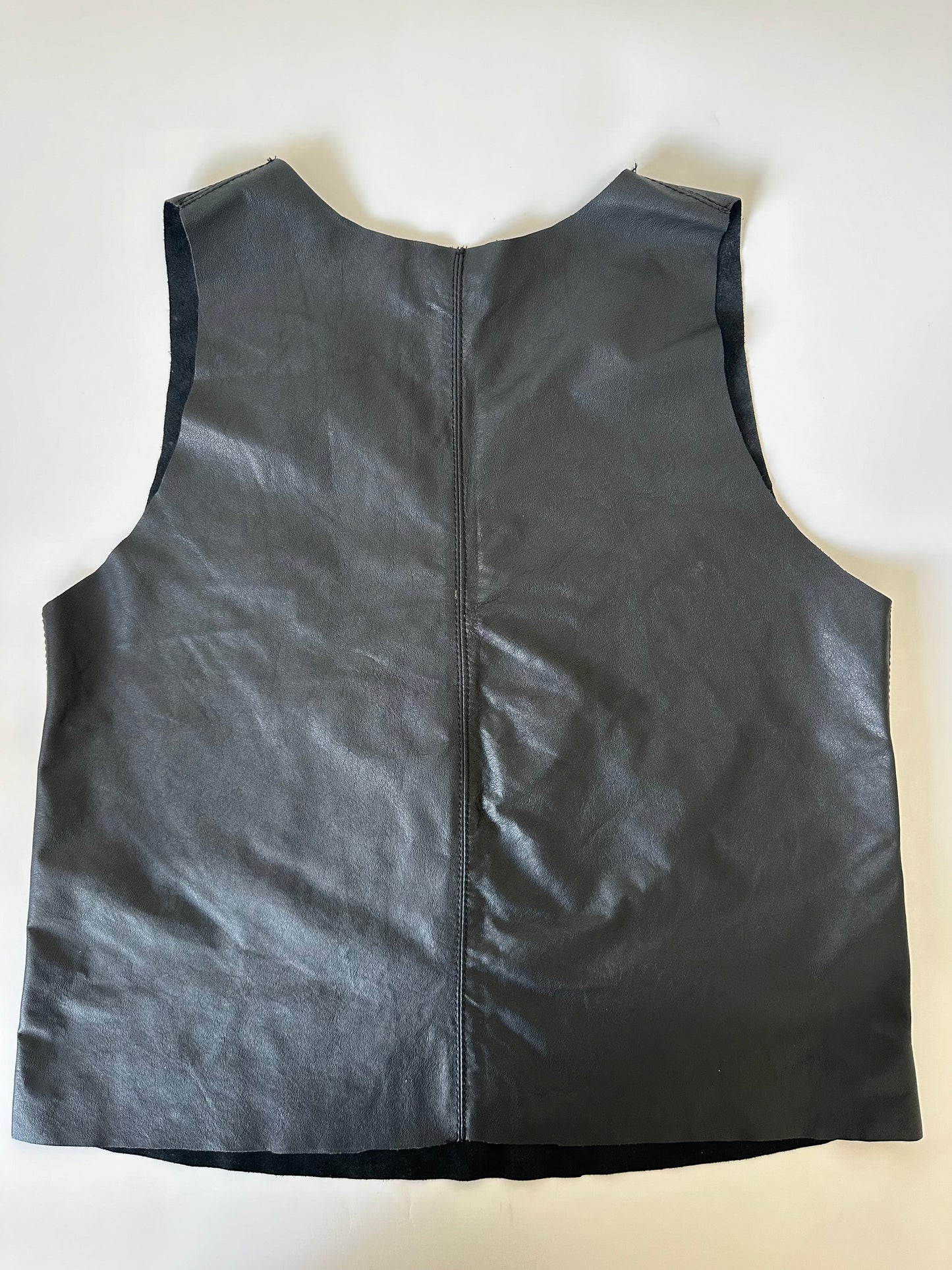 Top Cuero Antu color Negro detalle - Paula Márquez