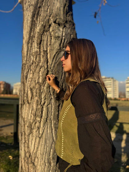 Gilet Sofía de cuero color verde detalle - Paula Márquez
