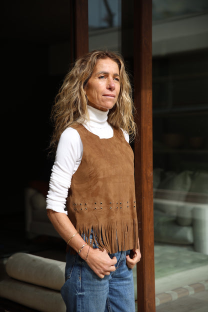 Top Gamuza Eloisa color camel detalle - Paula Márquez