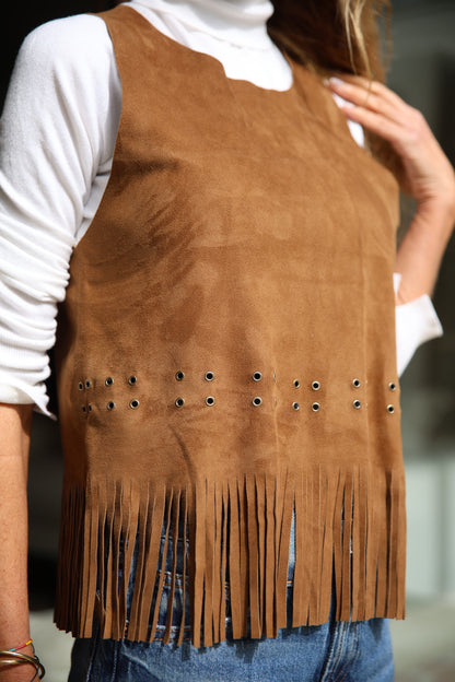 Top Gamuza Eloisa color camel detalle - Paula Márquez