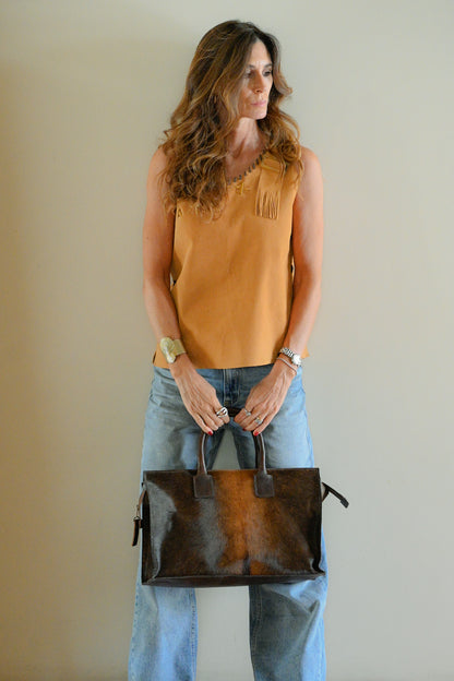Top Gamuza Dominga color camel detalle - Paula Márquez