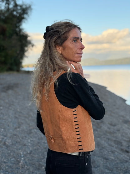 Gilet Luisa de cuero color camel detalle - Paula Márquez