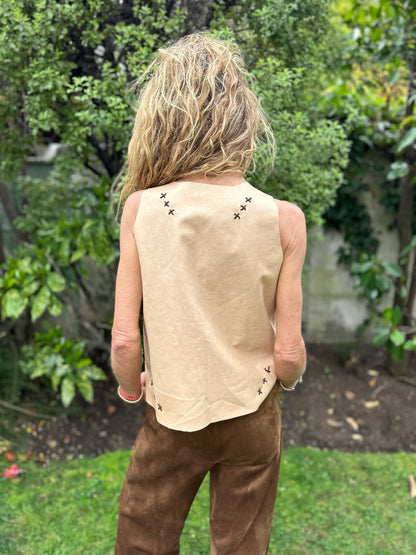 Top Cuero Antu color beige detalle - Paula Márquez