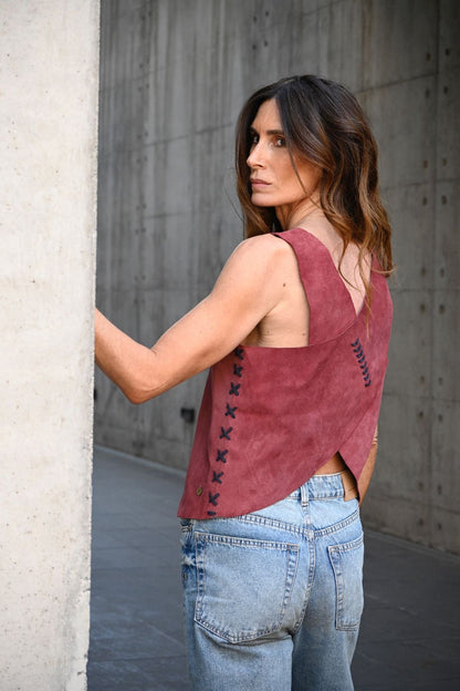 Top Gamuza Martina color magenta detalle - Paula Márquez