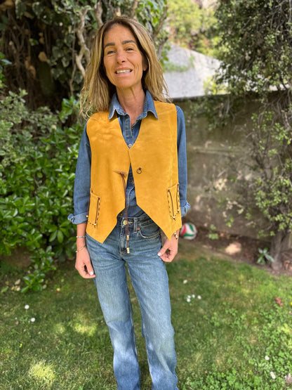 Gilet Margarita de gamuza color amarillo detalle - Paula Márquez