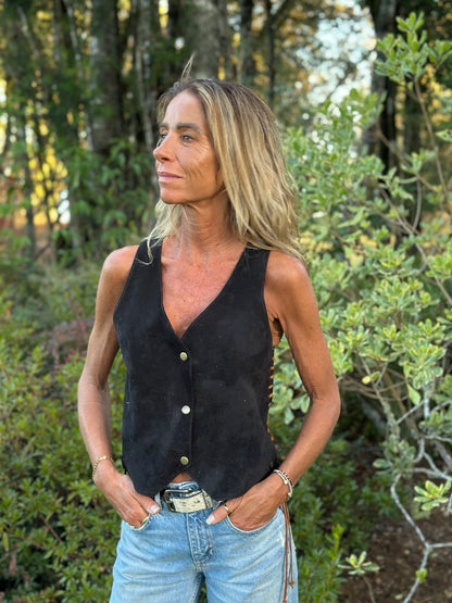 Gilet Luisa de cuero color negro detalle - Paula Márquez