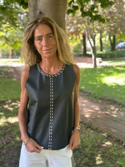Top Cuero Antonia color negro detalle - Paula Márquez