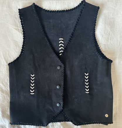 Gilet Pepa de cuero color negro detalle - Paula Márquez