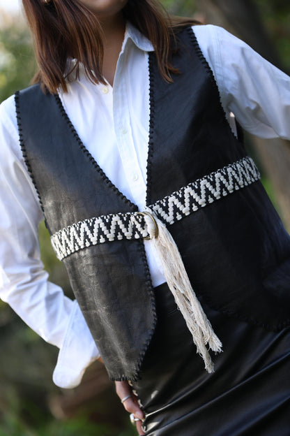 Gilet Jacinta de cuero color negro detalle - Paula Márquez