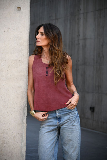 Top Gamuza Martina color magenta detalle - Paula Márquez