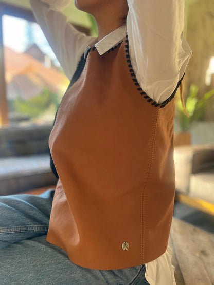 Top Cuero Paula color camel detalle - Paula Márquez