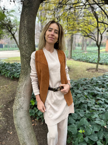 Chaqueta de cuero sin mangas camel Pascuala detalle - Paula Márquez