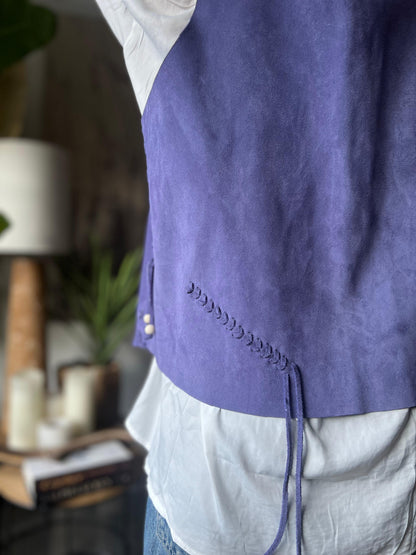 Gilet Carola de cuero color jacinto detalle - Paula Márquez