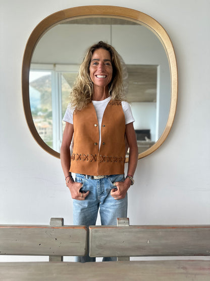 Gilet Olivia de gamuza color camel detalle - Paula Márquez