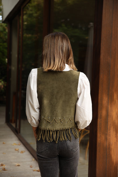 Gilet Olivia de gamuza color verde detalle - Paula Márquez