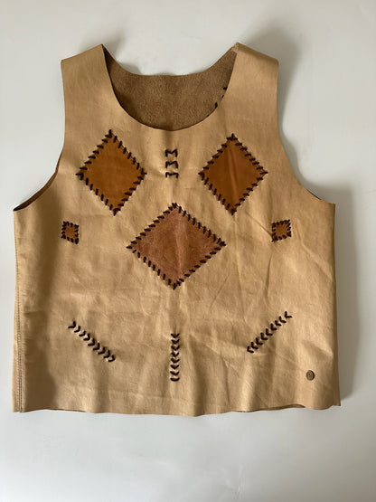 Top Cuero Antu color beige detalle - Paula Márquez