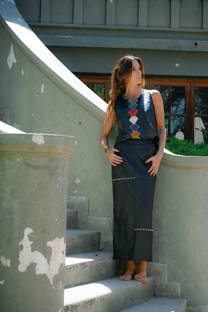Top Cuero Victoria color negro detalle - Paula Márquez