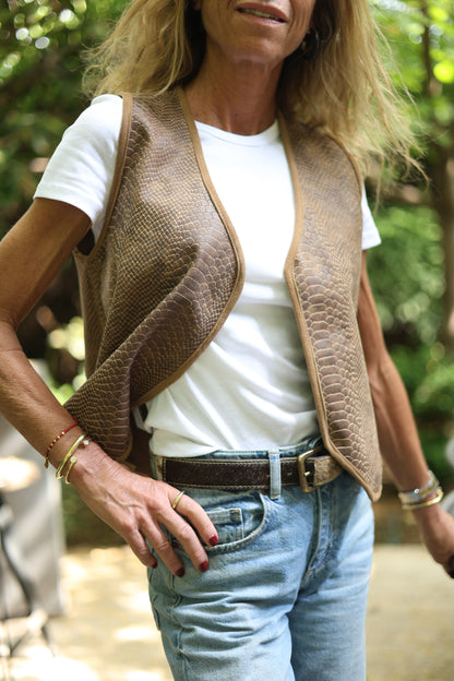 Gilet Prints de cuero color snake detalle - Paula Márquez