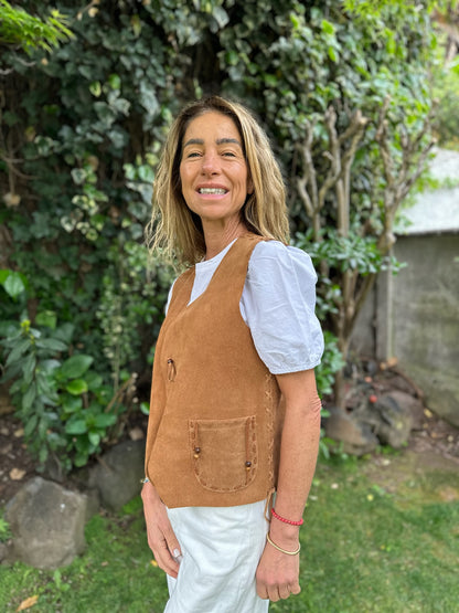 Gilet Margarita de gamuza color camel detalle - Paula Márquez