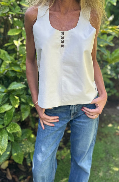 Top Gamuza Martina color blanco detalle - Paula Márquez