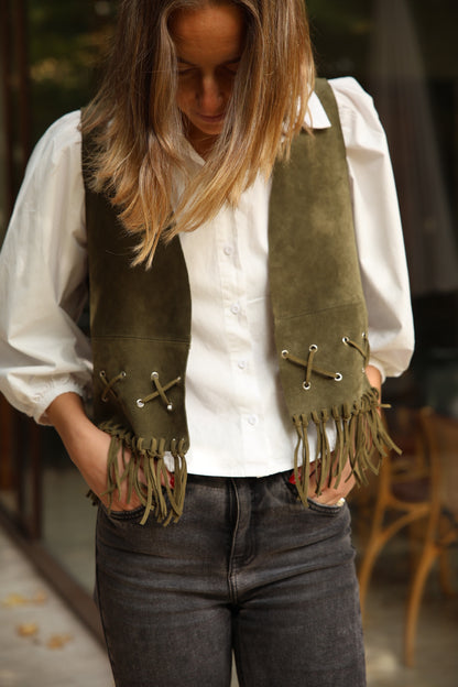 Gilet Olivia de gamuza color verde detalle - Paula Márquez