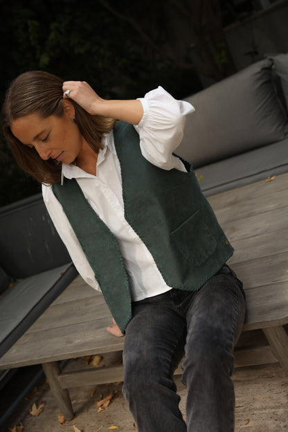 Gilet Magnolia de cuero color verde detalle - Paula Márquez