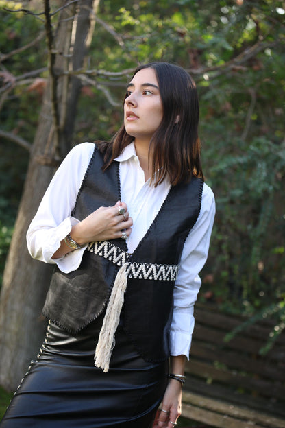 Gilet Jacinta de cuero color negro detalle - Paula Márquez