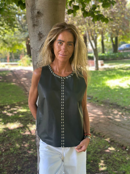 Top Cuero Antonia color negro detalle - Paula Márquez