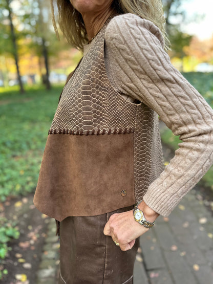 Gilet Carola de cuero color snake detalle - Paula Márquez