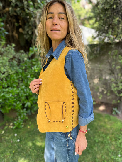 Gilet Margarita de gamuza color amarillo detalle - Paula Márquez