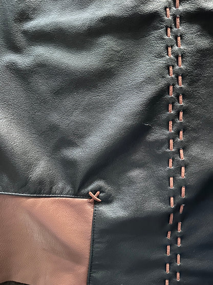 Top Cuero Antonia color café/negro detalle - Paula Márquez