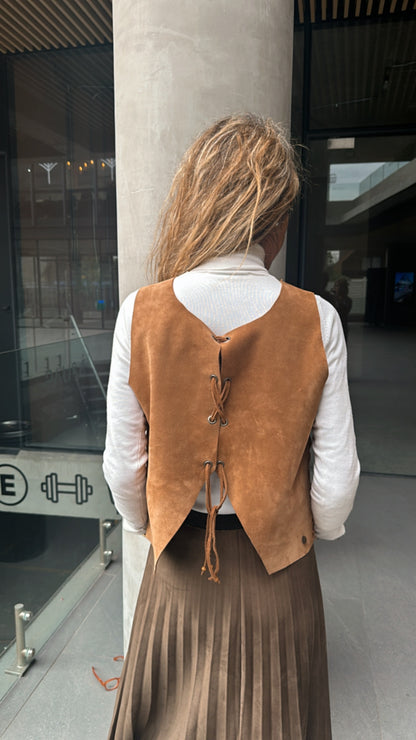 Top Gamuza Amalia color camel detalle - Paula Márquez