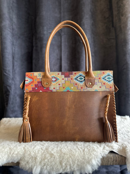 Cartera Aurora de cuero color café detalle - Paula Márquez