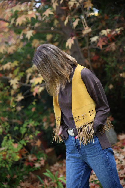 Gilet Olivia de gamuza color amarillo detalle - Paula Márquez