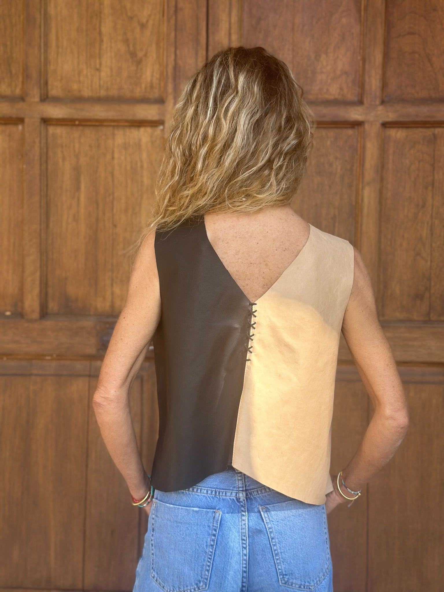 Top Gamuza Pilo color Camel detalle - Paula Márquez
