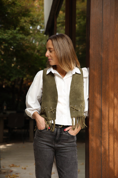 Gilet Olivia de gamuza color verde detalle - Paula Márquez